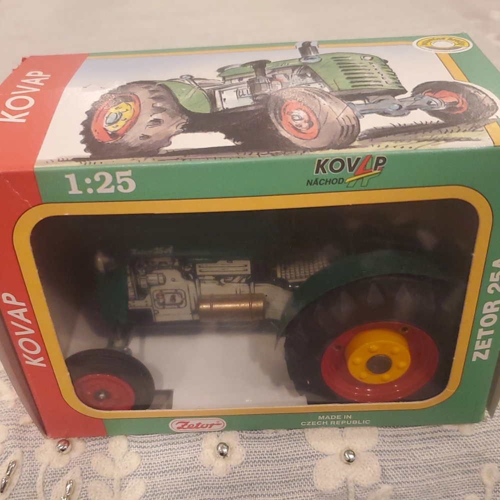 ZETOR 25 A Tractor - MADE IN CZECH REPUBLIC IN THE BOX 1:25 SCALE